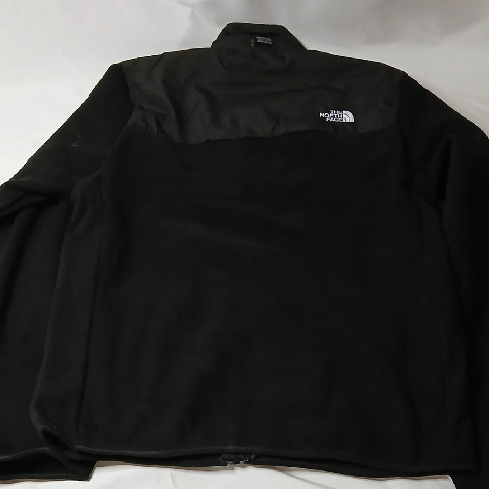 The North Face Men’s Black Lightweight Fleece Jacket